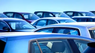 Fila de coches de segunda mano aparcados a la venta